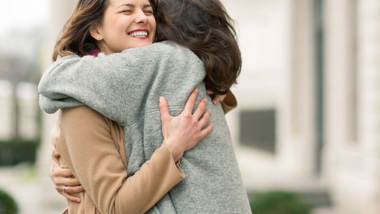 Nhấn để nghe A hug will make you feel better.