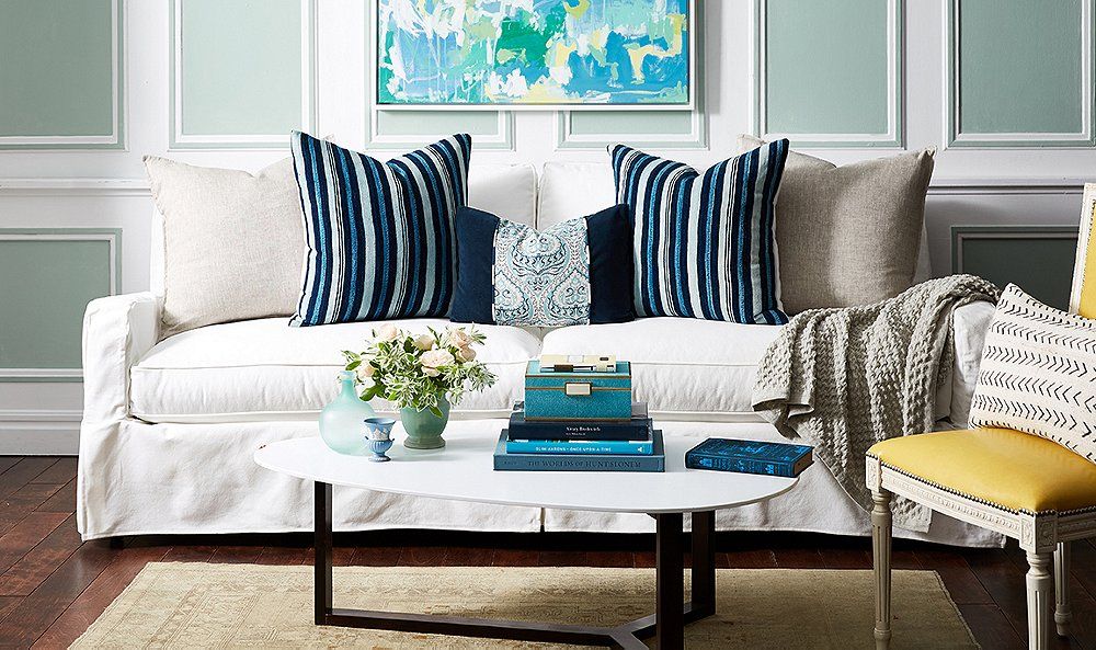  Arrange the pillows on the sofa.