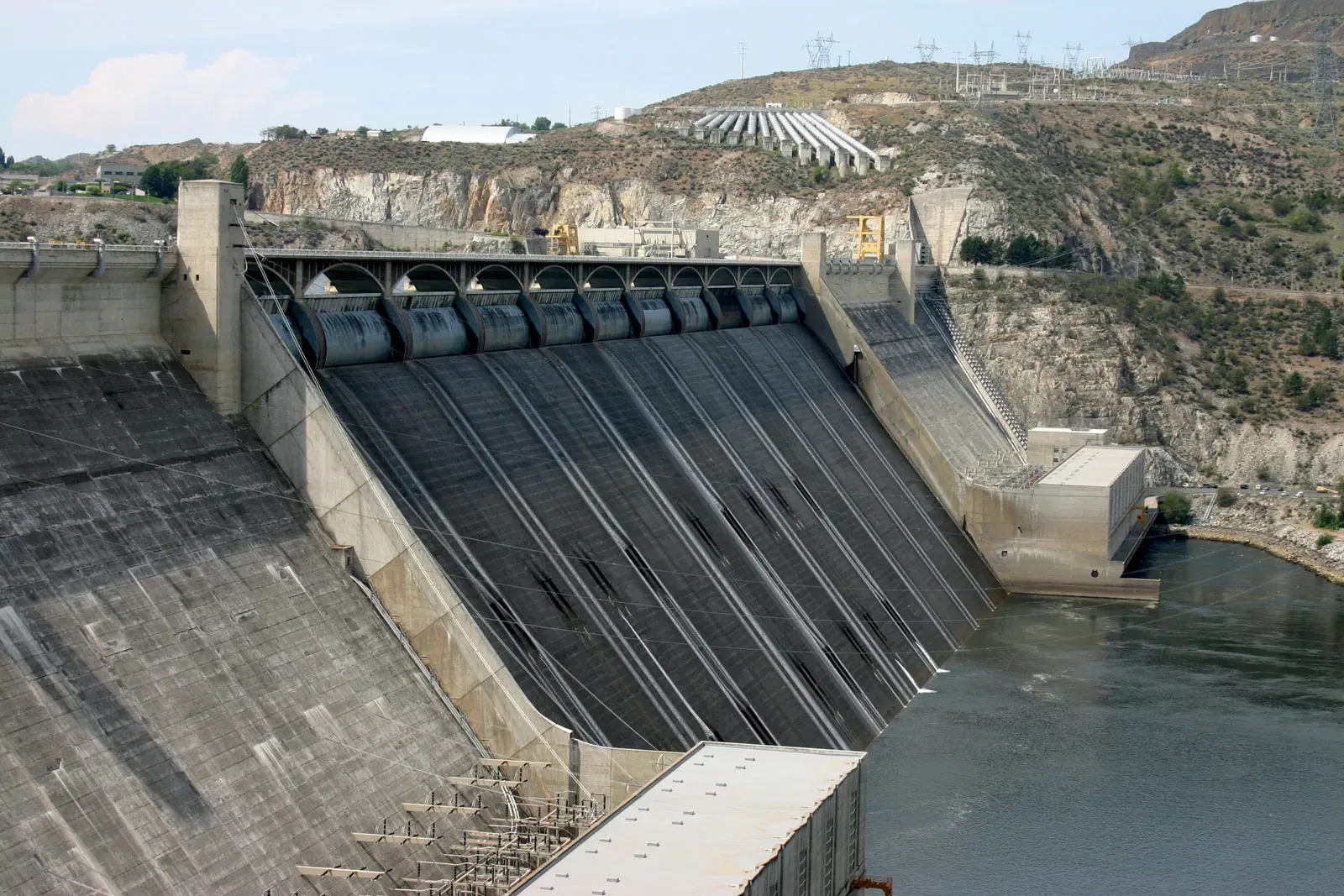 Dam 