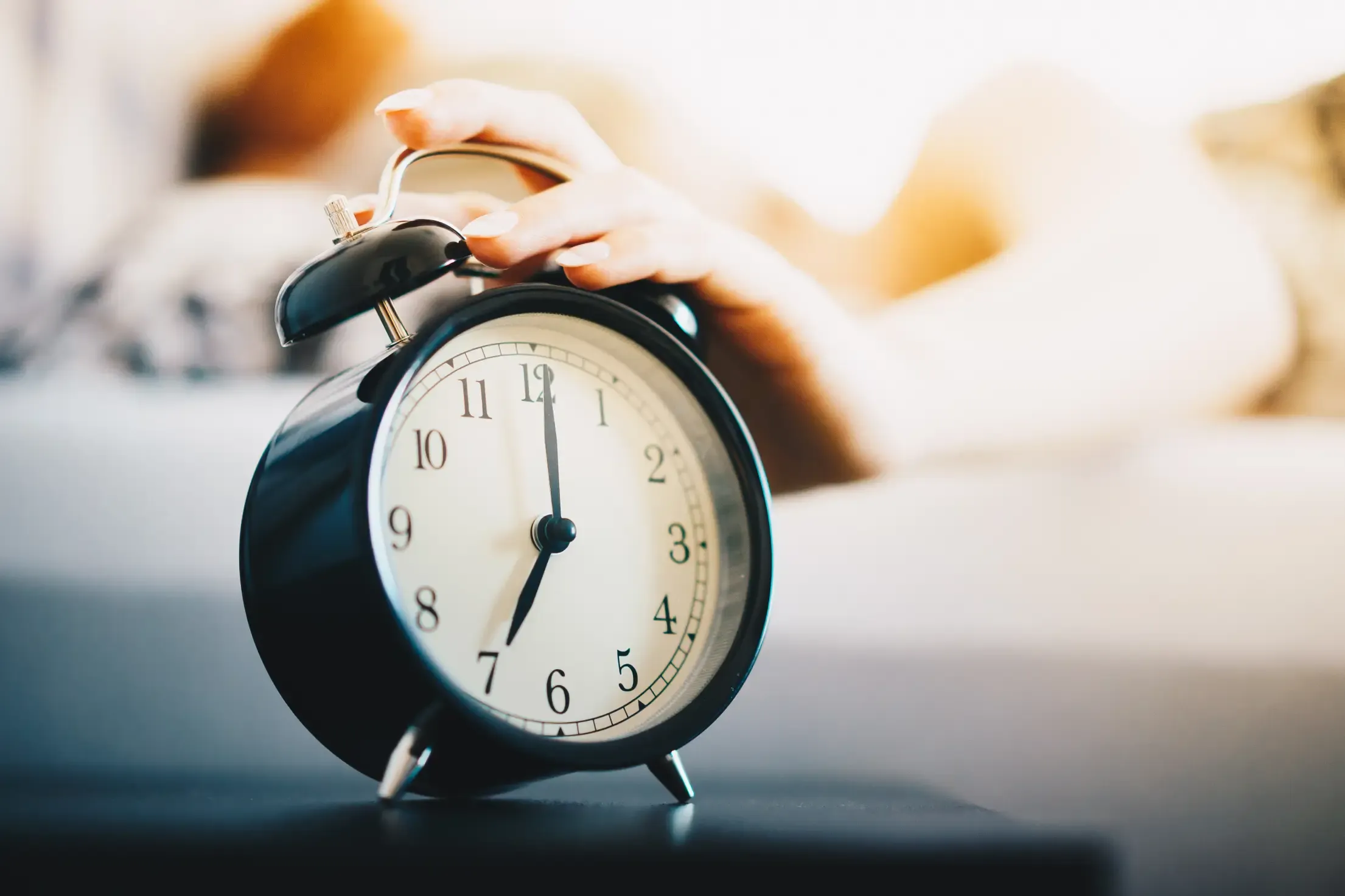 I’ll set the alarm clock for tomorrow. 