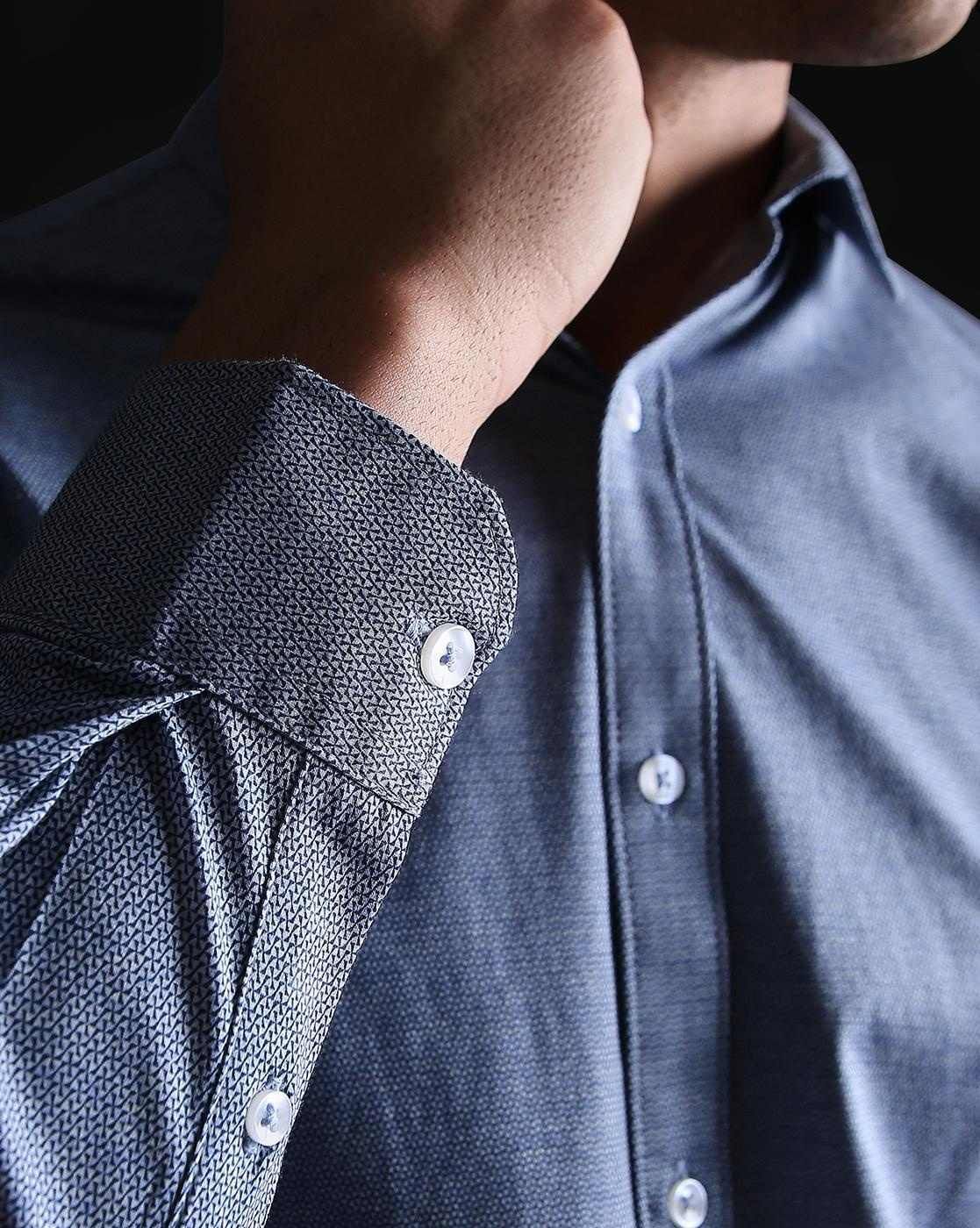 Nhấn để nghe Let me fix your collar.