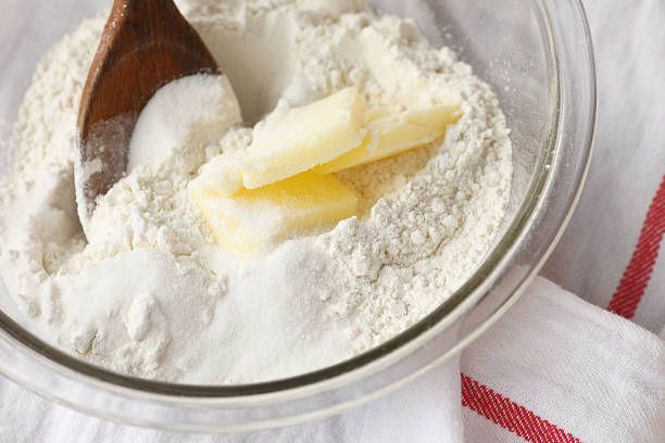 Let’s mix the flour and sugar.