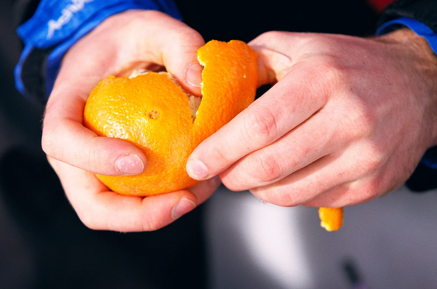 Let’s peel the orange! 