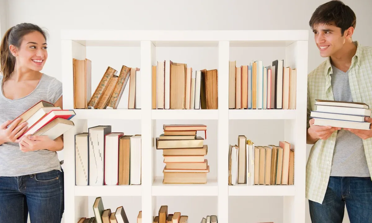  Let’s put the books back on the shelf. 