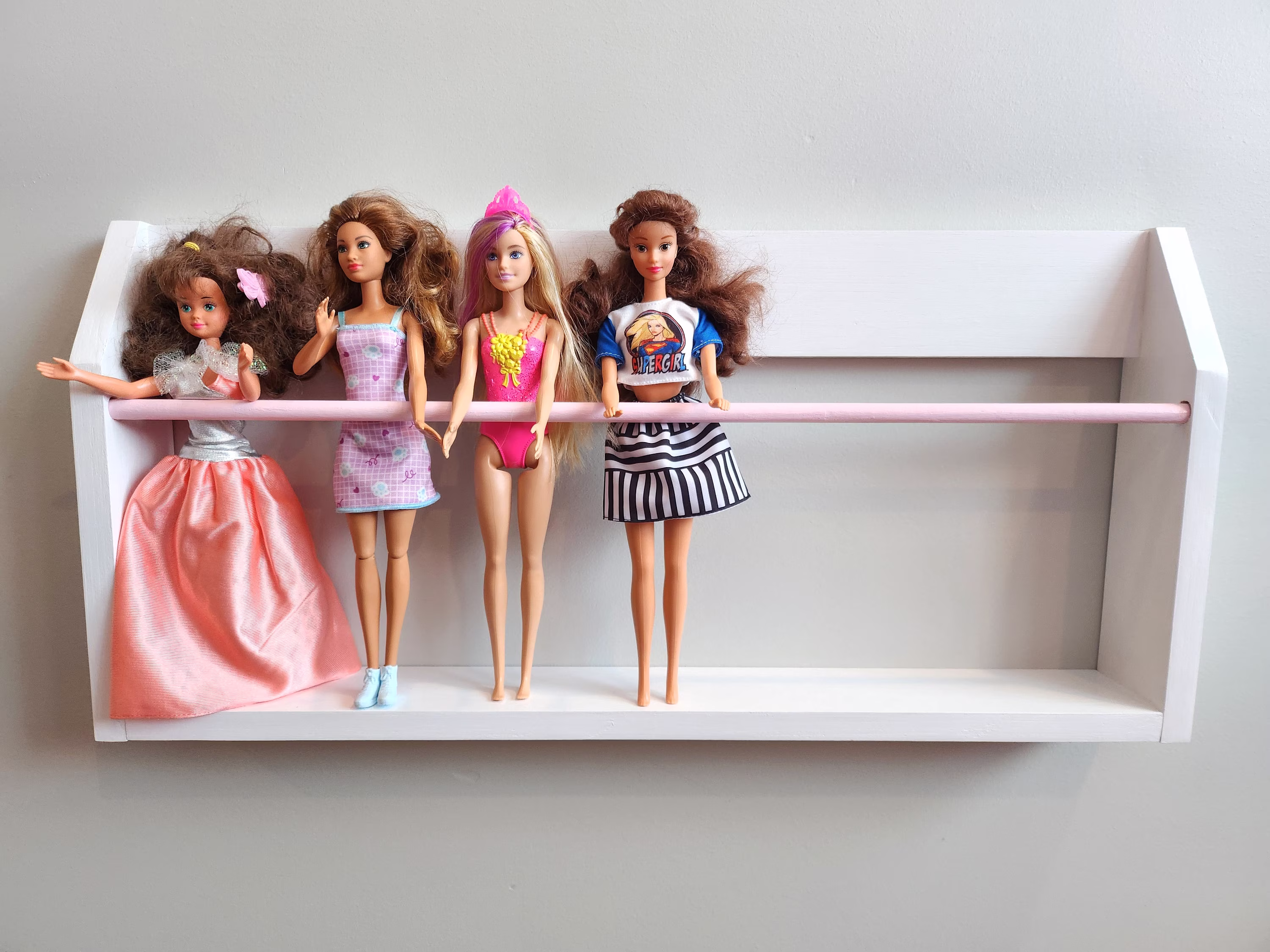 Nhấn để nghe Let’s put the dolls on the shelf.