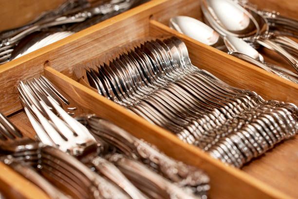 Nhấn để nghe Put the spoons and forks in the drawer.