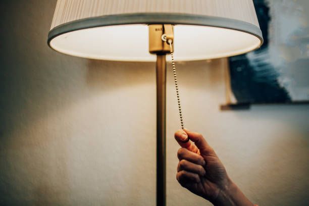  Turn off the table lamp, please. 